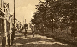 PB2755 Kijkje in de Vissersdijk, richting de Wieldijk met de Molen, ca. 1924