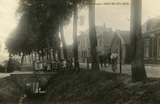 PB2915 Woningen langs de Dorpsstraat. Op een brug staan kinderen, ca. 1917
