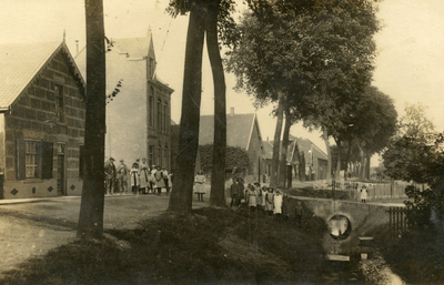 PB2918 Kijkje op de Dorpsstraat, met het gemeentehuis, ca. 1911