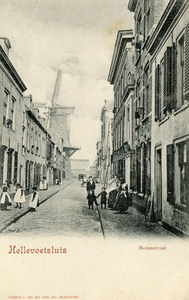PB3027 Kijkje in de Molenstraat, met op de achtergrond Molen De Hoop, ca. 1900