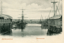 PB3033 Het Groote Dok met diverse wachtschepen en marineschepen. Op de achtergrond het pomphuis, ca. 1905