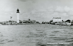 PB3037 Kijkje op de Hellevoetse Haaven vanaf het Haringvliet, links de luchtwachttoren en de vuurtoren, links het ...