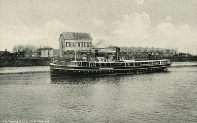 PB3048 De veerboot vaart langs het tramstation, ca. 1930