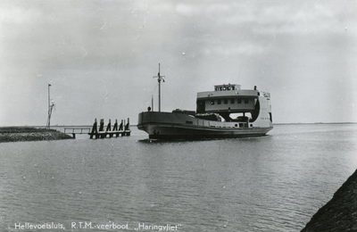 PB3050 De veerboot Haringvliet van de RTM arriveert in de Veerhaven, 1961