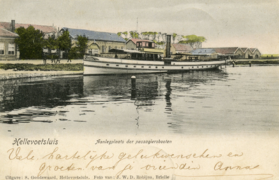 PB3053 De aanlegplaats der passagiersbooten, op de achtergrond de sloepenloods van het Korps Torpedisten, 1904