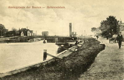 PB3057 De sluizen en de brug over het Kanaal door Voorne, met de postboot, ca. 1925