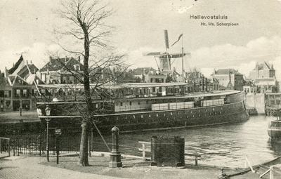 PB3058 Het Wachtschip Schorpioen ligt afgemeerd langs de Westzanddijk. Op de voorgrond het urinoir, 1911