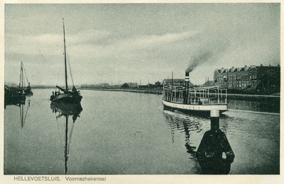PB3063 Kijkje op het Kanaal door Voorne, met rechts het 'Vredespaleis', ca. 1925