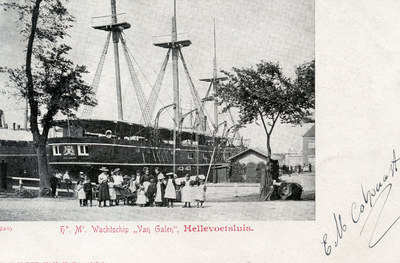 PB3076 Wachtschip Van Galen ligt afgemeerd langs de Oostzanddijk, ca. 1900