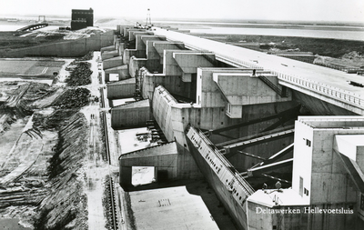 PB3085 Het sluizencomplex in aanbouw, 1965
