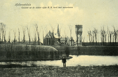 PB3125 De wallen van Hellevoetsluis, met op de achtergrond de katholieke kerk en de watertoren, ca. 1908