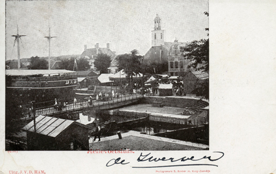 PB3139 De schutsluis in de Haaven, wachtschip Van Galen en markt op het Baantje, ca. 1900