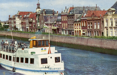 PB3160 De rondvaartboot Hellevoet van rederij Delta vaart door de Haaven, langs de Oostkade, ca. 1970