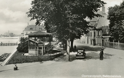PB3167 Kijkje op de Oostzanddijk, met de muziektent, ca. 1935