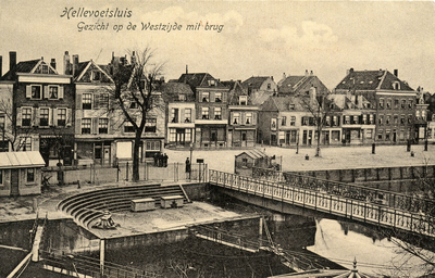 PB3168 Kijkje op de Westkade en Westzanddijk, met de brug over de Haaven, ca. 1906