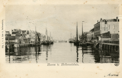 PB3176 Kijkje in de Haaven van Hellevoetsluis, links het marinehospitaal, ca. 1901