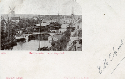 PB3205 Hellevoetsluis in vogelvlucht, met de brug, diverse wachtschepen en de molen, ca. 1900