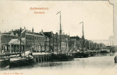PB3219 Kijkje op de Westkade, met links de Hoofdwacht en diverse schepen langs de kade, ca. 1902