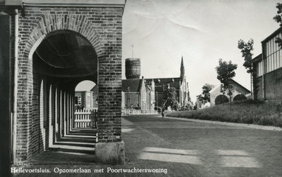 PB3252 Kijkje op de Opzoomerlaan, met rechts het Poortwachtershuis en links de gereformeerde kerk, de watertoren en de ...