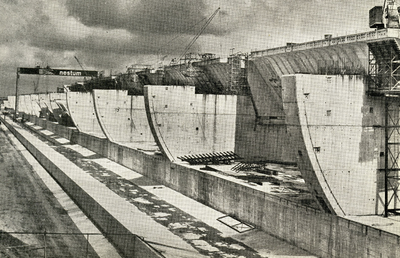 PB3267 De Haringvlietdam in aanbouw, ca. 1970