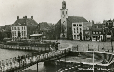 PB3302 Kijkje op de Oostzanddijk en het Baantje, met het Landshuis, de kerk, muziektent en voormalig gemeentehuis, ca. 1955