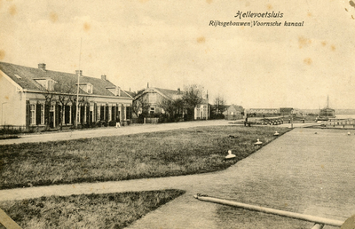 PB3304 Kijkje op de Kanaalweg Oostzijde, met rijksgebouwen en het belastingkantoor, 1916