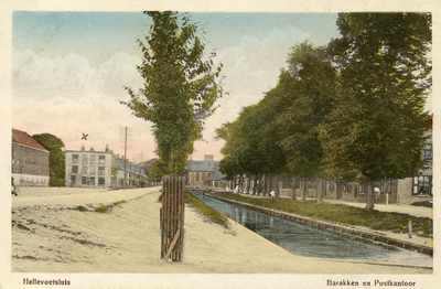 PB3322 Kijkje op de Opzoomerlaan, met de barakken, de barakkensloot en het postkantoor, ca. 1917