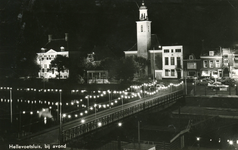 PB3341 Hellevoetsluis bij avond, met feestverlichting aan de burg, 1973