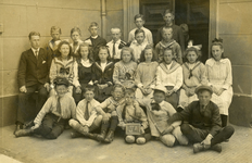 PB3350 Klassenfoto bij de Witte School, ca. 1910