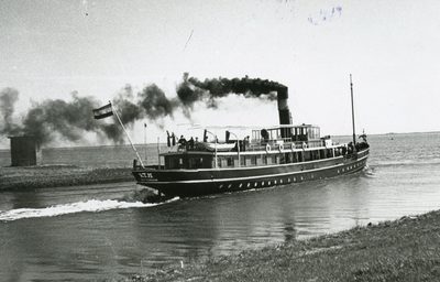 PB3367 De veerboot van de RTM verlaat het Kanaal door Voorne, ca. 1950