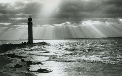 PB3369 De vuurtoren van Hellevoetsluis bij een stralende hemel, ca. 1942