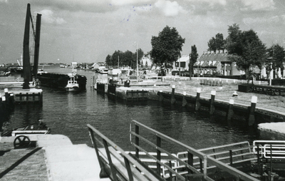 PB3370 De schutsluis in het Kanaal door Voorne, ca. 1950