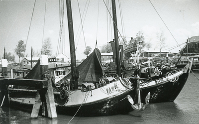 PB3371 Twee vissersschepen in het Kanaal door Voorne, ca. 1950