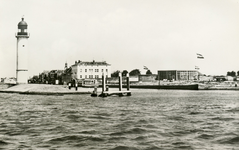 PB3387 Kijkje op de Haaven van Hellevoetsluis, met de vuurtoren, het marinehospitaal en cafe restaurant Sextant, ...