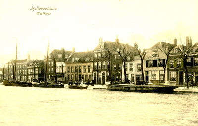 PB3419 Gezicht op de Westkade, met schepen langs de kade en hoog water in de Haaven, 1912