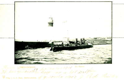 PB3423 De vuurtoren van Hellevoetsluis, in de Haaven vaart een marineschip, ca. 1905