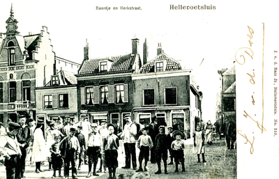 PB3428 Het Baantje, de Oostzanddijk en de Kerkstraat met winkels en woningen. Rechts het gemeentehuis, ca. 1904