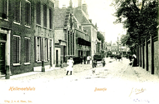 PB3435 De Oostzanddijk met de pastorie en de mulo school. Op de achtergrond het Landshuis en het Baantje, ca. 1902