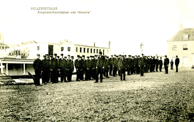 PB3437 De leerlingen van de machinistenschool voor het wachtschip De Bonaire, ca. 1910