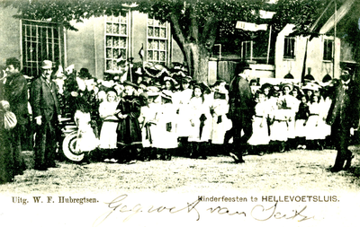 PB3439 Kinderfeesten te Hellevoetsluis, ca. 1903