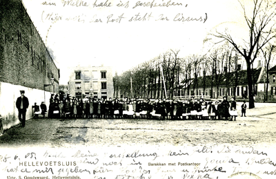 PB3441 De Gallasplein met de achterzijde van de kuiperij, het postkantoor en de barakken, ca. 1905