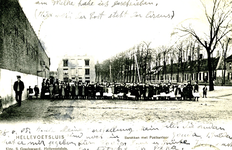 PB3441 De Gallasplein met de achterzijde van de kuiperij, het postkantoor en de barakken, ca. 1905