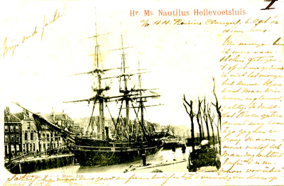 PB3449 De Nautilus ligt afgemeerd in de haven van Hellevoetsluis, ca. 1902