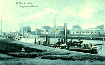 PB3452 Het Kanaal door Voorne met de afgemeerde schepen Gier en Trio. Op de achtergrond de Gasfabriek, ca. 1910