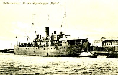 PB3457 De mijnenlegger Hydra ligt afgemeerd in het Kanaal door Voorne, ca. 1915