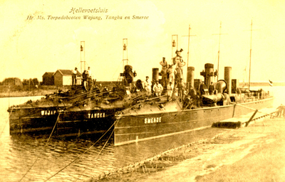 PB3463 Een groep torpedoboten ligt afgemeerd langs het Kanaal door Voorne: Wajang, Tangka en Smeroe, ca. 1909