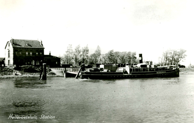 PB3472 De tramboot tussen Hellevoetsluis en Middelharnis: de S.S. Minister van der Sleijden, ca. 1910