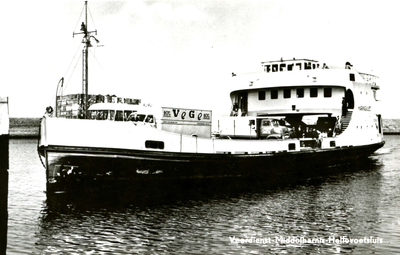 PB3474 De tramboot tussen Hellevoetsluis en Middelharnis: de Haringvliet, met de vrachtwagen van Végé, ca. 1967