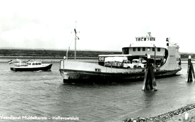 PB3475 De tramboot tussen Hellevoetsluis en Middelharnis: de Haringvliet, 1971