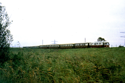 PB3503 MD 1805 Meeuw met trein, Voornse Kanaal, 25 oktober 1964